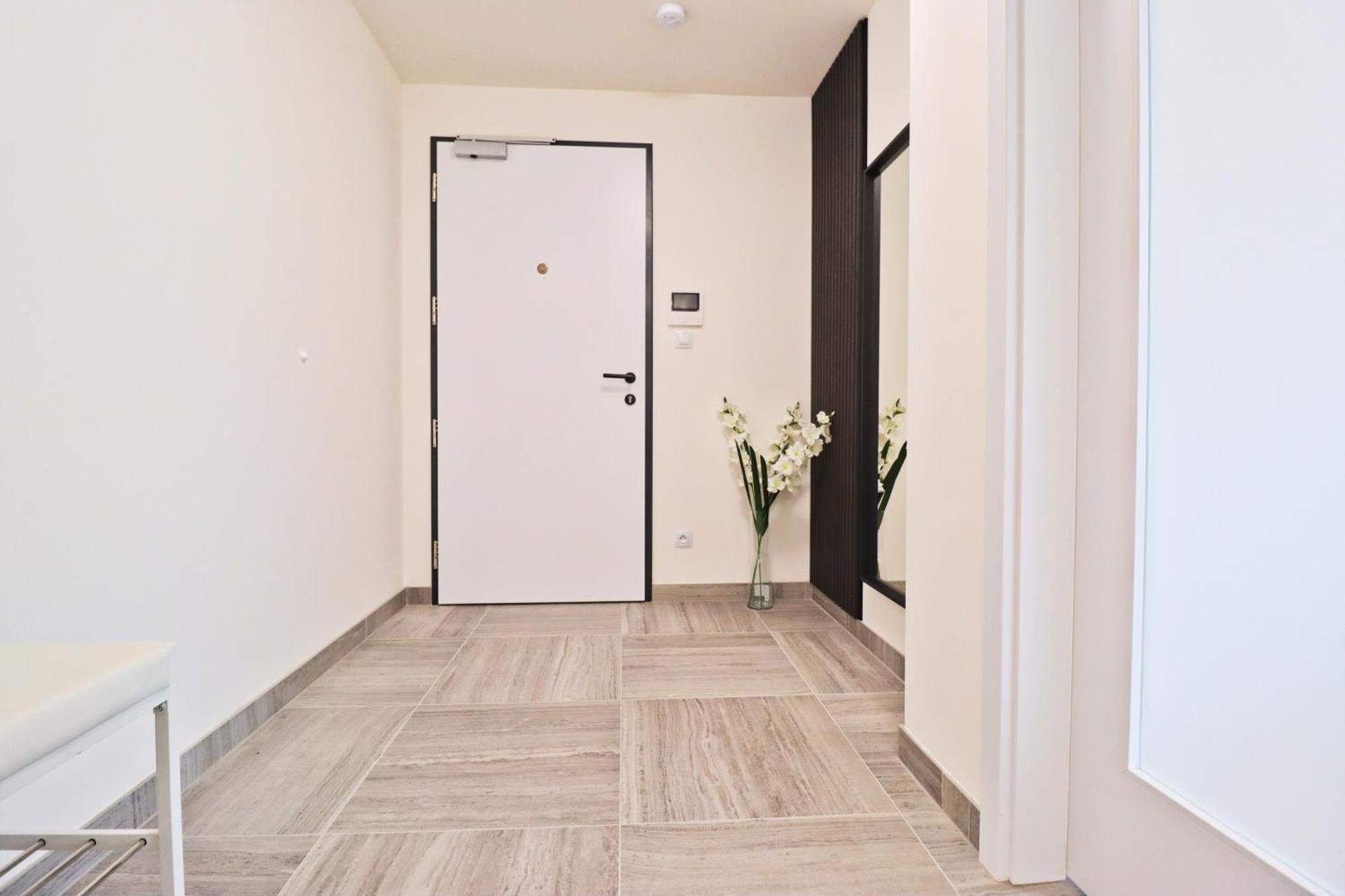 Sunny Apartment In Smichov, Prague 5 外观 照片