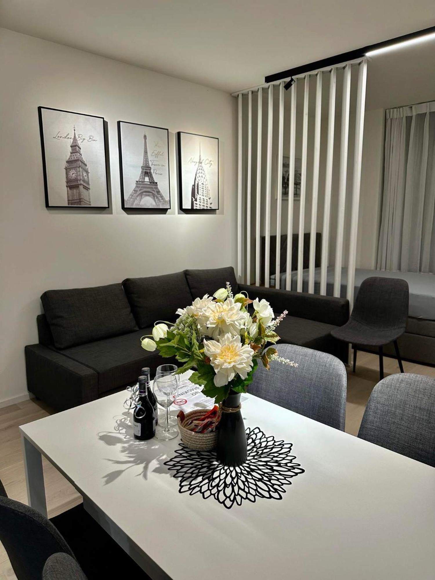 Sunny Apartment In Smichov, Prague 5 外观 照片